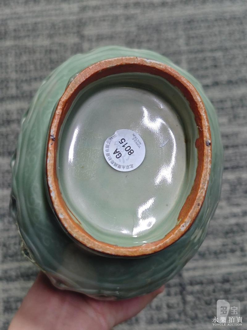 明 龙泉窑粉青釉镂空钱纹贯耳瓶 - 图6